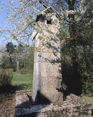 Piliers des mires nord de la lunette méridienne. Pilier sud au premier plan, nord au second. © Région Bourgogne-Franche-Comté, Inventaire du patrimoine