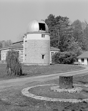 Tour avec la trappe du dôme ouverte, depuis le sud-ouest. © Région Bourgogne-Franche-Comté, Inventaire du patrimoine