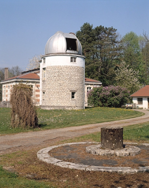 Tour avec la trappe du dôme ouverte, depuis le sud-ouest. © Région Bourgogne-Franche-Comté, Inventaire du patrimoine