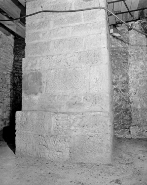 Sous-sol de la tour de l'équatorial coudé : vue d'ensemble rapprochée du pilier de la lunette. © Région Bourgogne-Franche-Comté, Inventaire du patrimoine