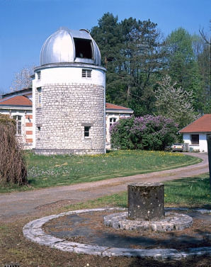 Tour avec la trappe du dôme ouverte, depuis le sud-ouest. © Région Bourgogne-Franche-Comté, Inventaire du patrimoine