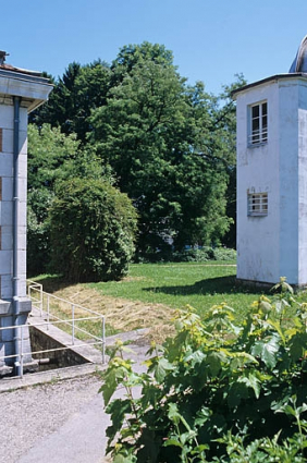 Partie nord : châtaignier vu depuis l'allée menant au pavillon de la méridienne. © Région Bourgogne-Franche-Comté, Inventaire du patrimoine