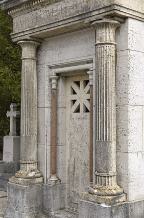 Colonnes et colonnettes encadrant la porte. © Région Bourgogne-Franche-Comté, Inventaire du patrimoine