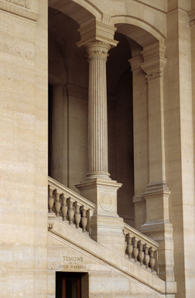 Hall donnant sur la rue de Harlay : colonne monolithe en pierre du Jura. © Région Bourgogne-Franche-Comté, Inventaire du patrimoine