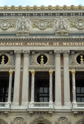 Travée centrale de la façade antérieure : loggia. Grandes colonnes en pierre de Ravières (Yonne) ou de Charmot (Massangis, Yonne), en avant d'un placage en Sampans (Jura), colonnes libres en "fleur de pêcher". © Région Bourgogne-Franche-Comté, Inventaire du patrimoine