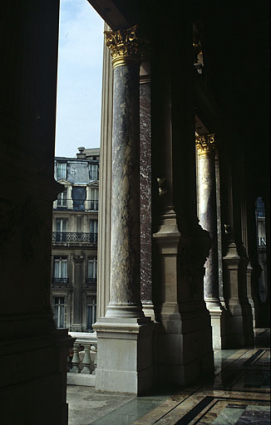 Loggia : colonne en "fleur de pêcher". "Fleur de pêcher" provenant de Serravezza (Italie), Saint-Pons-de-Thomières (Hérault) ou Ria-Sirach (Pyrénées-Orientales). © Région Bourgogne-Franche-Comté, Inventaire du patrimoine