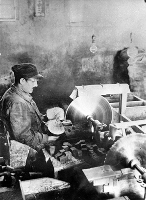 Ouvrier sciant une racine de bruyère (midi de la France ?), début 20e siècle. © Région Bourgogne-Franche-Comté, Inventaire du patrimoine