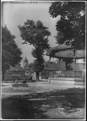 Vue d'un square avec le clocher de l'église Saint-Bénigne en arrière-plan [1re moitié 20e siècle]. © Région Bourgogne-Franche-Comté, Inventaire du patrimoine