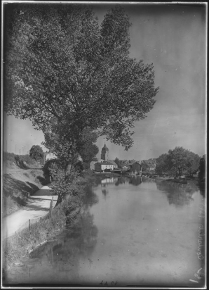 Vue éloignée depuis le Doubs [1re moitié 20e siècle]. © Région Bourgogne-Franche-Comté, Inventaire du patrimoine