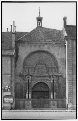 Portail d'entrée de la chapelle [1re moitié 20e siècle]. © Région Bourgogne-Franche-Comté, Inventaire du patrimoine