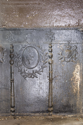 Cuisine du 2nd étage : plaque de la cheminée. © Région Bourgogne-Franche-Comté, Inventaire du patrimoine