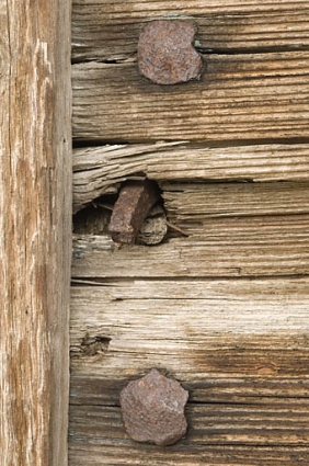 Façade postérieure : porte de la grange, clous à tête carrée. © Région Bourgogne-Franche-Comté, Inventaire du patrimoine