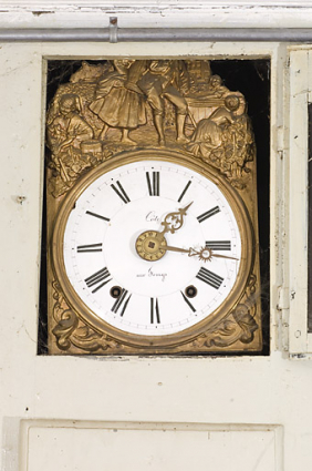Boiseries de la première chambre : cadran de l'horloge comtoise (porte ouverte). © Région Bourgogne-Franche-Comté, Inventaire du patrimoine