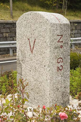 Borne n° 62, en granite : côté Suisse. © Région Bourgogne-Franche-Comté, Inventaire du patrimoine