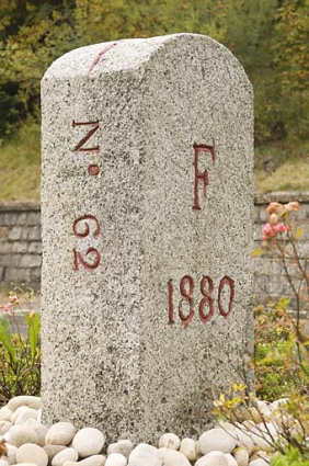 Borne n° 62, en granite : côté France. © Région Bourgogne-Franche-Comté, Inventaire du patrimoine