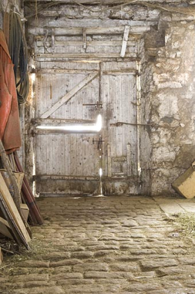 Etable : la porte vue de l'intérieur. © Région Bourgogne-Franche-Comté, Inventaire du patrimoine