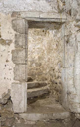 Porte donnant accès à l'escalier en pierre. © Région Bourgogne-Franche-Comté, Inventaire du patrimoine