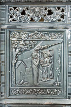 Poêle en faïence : décor de personnages alsaciens. © Région Bourgogne-Franche-Comté, Inventaire du patrimoine