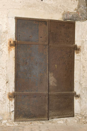 Porte coupe-feu à deux vantaux, fermée. © Région Bourgogne-Franche-Comté, Inventaire du patrimoine
