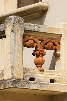 Motif en céramique ornant le garde-corps du balcon. © Région Bourgogne-Franche-Comté, Inventaire du patrimoine