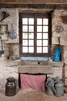 Cuisine : évier en pierre, encastré sous la fenêtre et encadré de niches destinées à la réserve d'eau. © Région Bourgogne-Franche-Comté, Inventaire du patrimoine