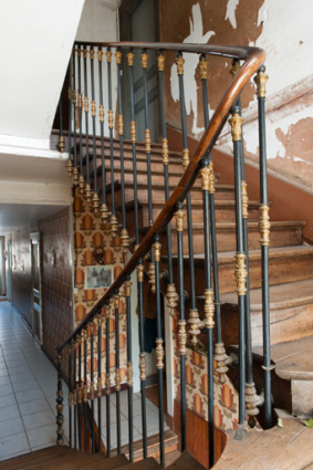 Intérieur du logis (côté rue) : escalier menant à l'étage des chambres. © Région Bourgogne-Franche-Comté, Inventaire du patrimoine