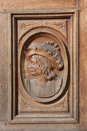 Logis (côté rue) : un des panneaux sculptés de la porte d'entrée. © Région Bourgogne-Franche-Comté, Inventaire du patrimoine