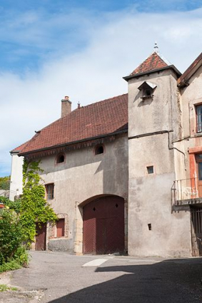 Façade antérieure : parties agricoles et tour d'escalier abritant le pigeonnier.  © Région Bourgogne-Franche-Comté, Inventaire du patrimoine