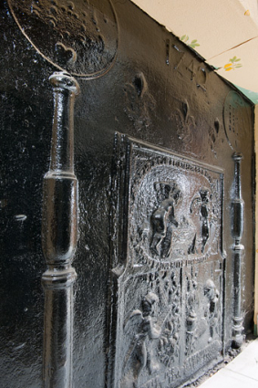 Intérieur : plaque de cheminée de la cuisine. © Région Bourgogne-Franche-Comté, Inventaire du patrimoine