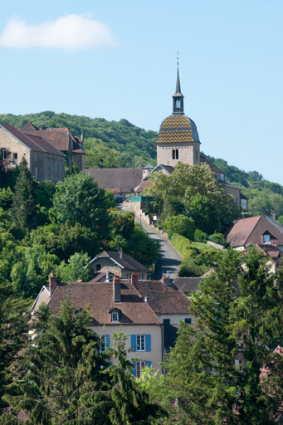 La rue de la Grande Côte et l'église, vues du nord. © Région Bourgogne-Franche-Comté, Inventaire du patrimoine