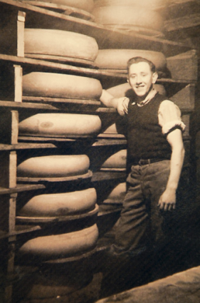 [Fromager en cave d'affinage]. S.d. [milieu 20e siècle]. © Région Bourgogne-Franche-Comté, Inventaire du patrimoine