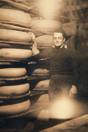 [Fromager en cave d'affinage]. S.d. [milieu 20e siècle]. © Région Bourgogne-Franche-Comté, Inventaire du patrimoine