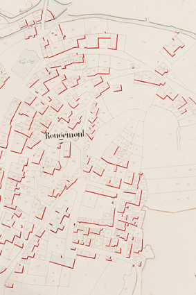 [Plan cadastral napoléonien de la commune de Rougemont. Section E du Village. Détail : partie centrale, cadrage vertical]. 1831. © Région Bourgogne-Franche-Comté, Inventaire du patrimoine