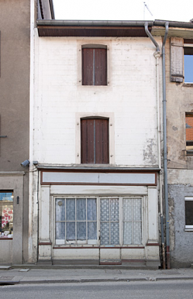 Ancien magasin de commerce au 8 rue du Vieux Moulin (2010 AL 136). © Région Bourgogne-Franche-Comté, Inventaire du patrimoine