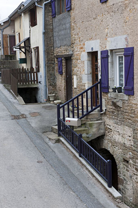 Entrées de cave des maisons aux 14 et 16 rue des Gratteris (2010 AK 110 et 111). © Région Bourgogne-Franche-Comté, Inventaire du patrimoine