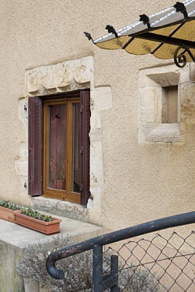 Fenêtre à linteau en arc en accolade de la maison au 12 Grande Rue (2010 AL 47). © Région Bourgogne-Franche-Comté, Inventaire du patrimoine