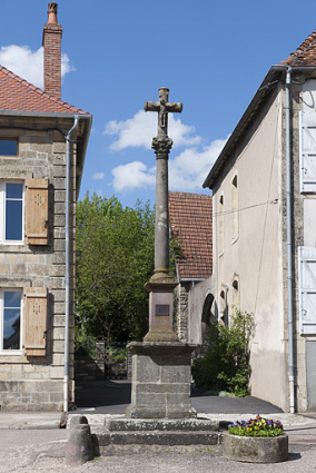Croix monumentale dite La Belle Croix, vue générale de face. © Région Bourgogne-Franche-Comté, Inventaire du patrimoine Croix monumentale dite La Belle Croix, vue générale de face. © Région Bourgogne-Franche-Comté, Inventaire du patrimoine