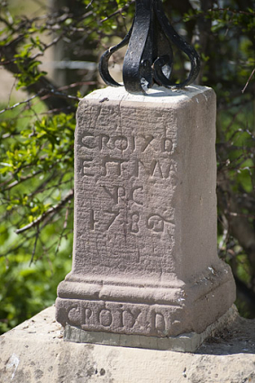 Détail du socle avec l'inscription et la date. © Région Bourgogne-Franche-Comté, Inventaire du patrimoine Détail du socle avec l'inscription et la date. © Région Bourgogne-Franche-Comté, Inventaire du patrimoine
