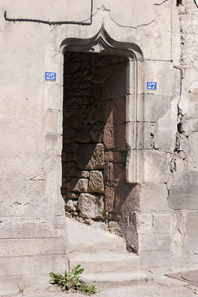 Maison 25 et 27 Grande Rue : la porte, qui ouvre sur un couloir traversant menant à la cour, possède un linteau en accolade (17e siècle ?). © Région Bourgogne-Franche-Comté, Inventaire du patrimoine Maison 25 et 27 Grande Rue : la porte, qui ouvre sur un couloir traversant menant à la cour, possède un linteau en accolade (17e siècle ?). © Région Bourgogne-Franche-Comté, Inventaire du patrimoine