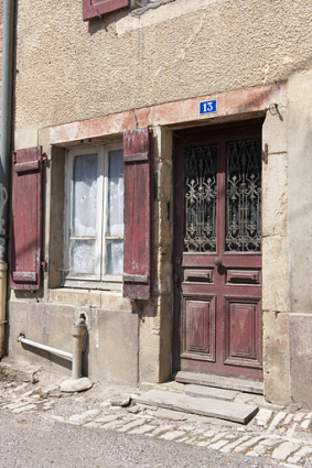 Maison de commerçant, 13 rue des Ruaux : exemple de revêtement à l'imitation du grès sur l'encadrement en pierre de taille de la porte d'entrée. © Région Bourgogne-Franche-Comté, Inventaire du patrimoine Maison de commerçant, 13 rue des Ruaux : exemple de revêtement à l'imitation du grès sur l'encadrement en pierre de taille de la porte d'entrée. © Région Bourgogne-Franche-Comté, Inventaire du patrimoine
