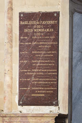 Plaque donnant les dates mémorables de l'église, à gauche de la chapelle de Notre-Dame la Blanche. © Région Bourgogne-Franche-Comté, Inventaire du patrimoine Plaque donnant les dates mémorables de l'église, à gauche de la chapelle de Notre-Dame la Blanche. © Région Bourgogne-Franche-Comté, Inventaire du patrimoine