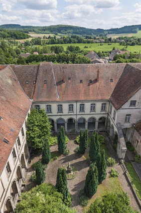 Vue générale du cloître depuis le grand clocher sud-ouest. © Région Bourgogne-Franche-Comté, Inventaire du patrimoine Vue générale du cloître depuis le grand clocher sud-ouest. © Région Bourgogne-Franche-Comté, Inventaire du patrimoine