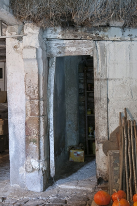 Porte de l'ancienne cuisine ouvrant sur la cour. © Région Bourgogne-Franche-Comté, Inventaire du patrimoine