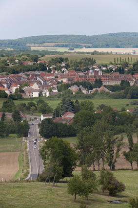 Vue générale rapprochée du village, depuis le sud-est (cadrage vertical). © Région Bourgogne-Franche-Comté, Inventaire du patrimoine