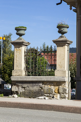 Mur de clôture côté rue de la Louhière. © Région Bourgogne-Franche-Comté, Inventaire du patrimoine Mur de clôture côté rue de la Louhière. © Région Bourgogne-Franche-Comté, Inventaire du patrimoine