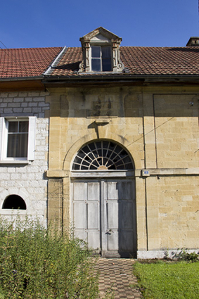 Corps sud, façade antérieure : entrée de la grange. © Région Bourgogne-Franche-Comté, Inventaire du patrimoine