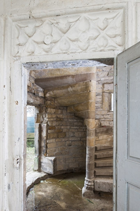 Intérieur : linteau orné de la porte conduisant au rez-de-chaussée de la tour. © Région Bourgogne-Franche-Comté, Inventaire du patrimoine