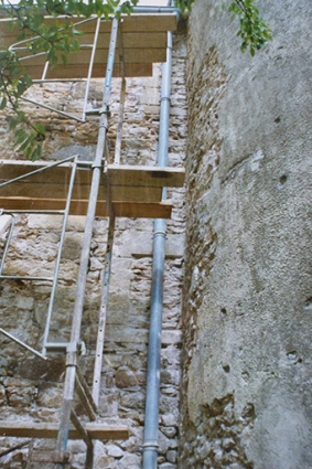 [Recrépissage de la façade antérieure : baie du 17e siècle au 1er étage], 1996. © Région Bourgogne-Franche-Comté, Inventaire du patrimoine