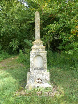 Vestiges de la croix située au nord des bâtiments © Région Bourgogne-Franche-Comté, Inventaire du patrimoine