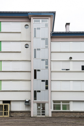 Externat : détail de la façade postérieure, cage d'escalier. © Région Bourgogne-Franche-Comté, Inventaire du patrimoine Externat : détail de la façade postérieure, cage d'escalier. © Région Bourgogne-Franche-Comté, Inventaire du patrimoine
